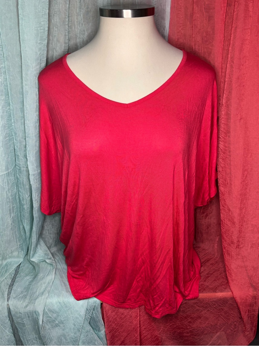 Relaxed V-Neck Short Sleeve Tee in Red